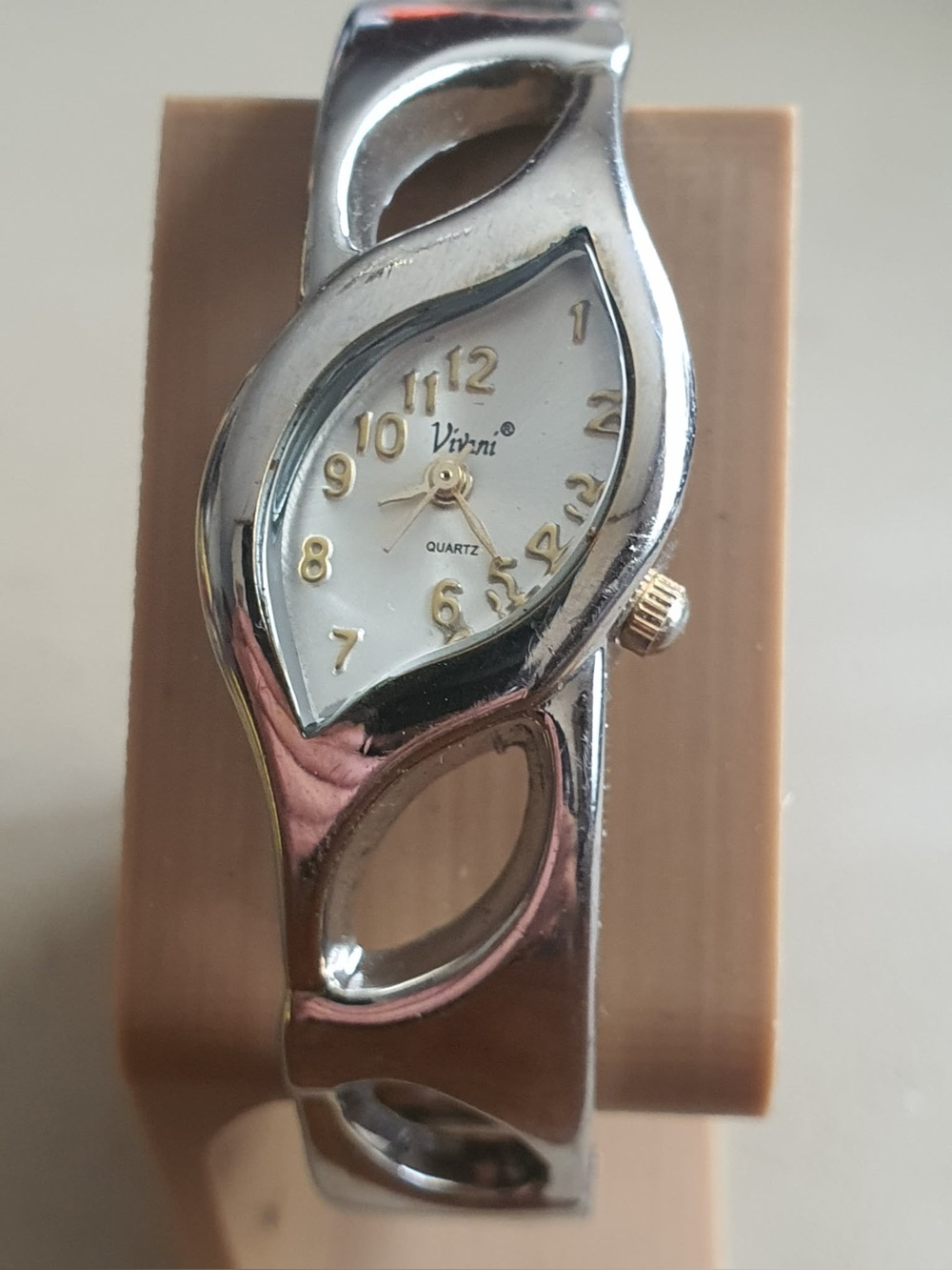 🦋10/$20🦋 Vivani Silver Stainless Steel Women's Closed Cuff Watch